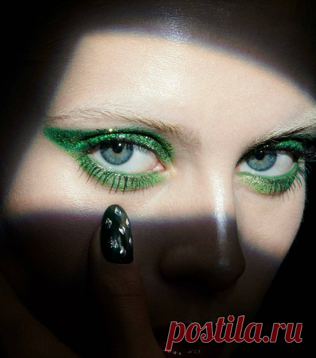 7Hues Beauty в Instagram: «#7huesbeautyloves  @lotstar -  holiday glitz in the shadows @sandra_s_martins photo @jamienelson6 makeup @lotstar nails @marisacarmichael…» 2,591 отметок «Нравится», 1 комментариев — 7Hues Beauty (@7huesbeauty) в Instagram: «#7huesbeautyloves  @lotstar -  holiday glitz in the shadows @sandra_s_martins photo @jamienelson6…»
