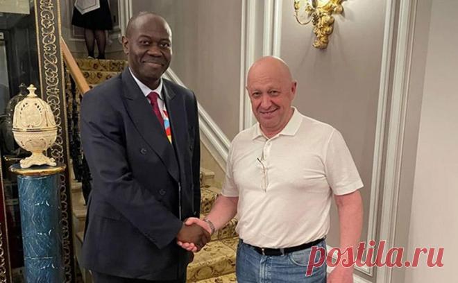 Сытый показал фото встречи Пригожина с послом ЦАР в Петербурге. Евгения Пригожина заметили на саммите Россия — Африка в Петербурге. Он сфотографировался с послом ЦАР Фредди Мапукой, снимок выложил глава «Русского дома» в республике Сытый