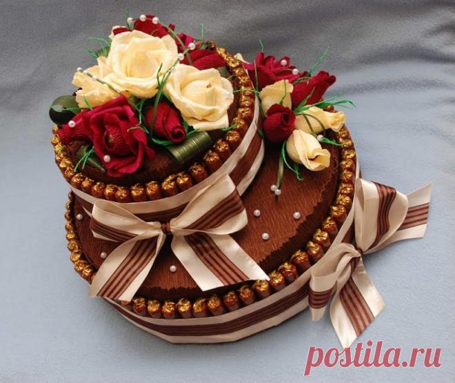 Яркий конфетный торт — оригинальная сладость к любому случаю! Как приготовить красочный и эффектный торт из конфет и шоколадок. Самые современные мастер классы по изготовлению конфетных тортов