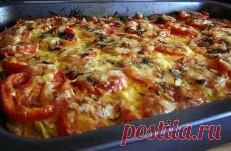 Ароматная Запеканка из кабачков с фаршем и помидорами - никто не устоит 🤗

Нужно :
- 5 небольших кабачков (1,2 кг)
- 400 г фарша
- 3 средних луковицы
- 2 столовые ложки томатной пасты
- 7-8 небольших помидор
- 100 г твердого сыра (можно и без него)
- 4 яйца
- 150 г сметаны
- соль, перец, подсолнечное масло

Готовим 
1. Лук обжарить на сковороде, добавить фарш, посолить, поперчить, ввести томатную пасту.
2. Кабачки натереть на крупную терку, посолить, отжать сок
3. Помидор...