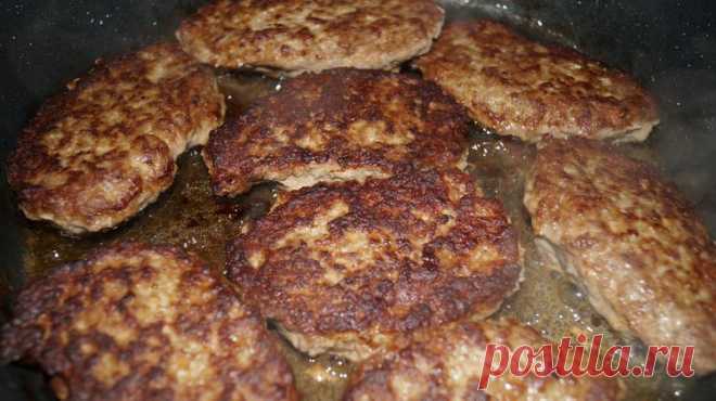 Котлеты мясные с добавлением печени. Очень вкусные.