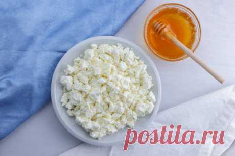 Хоть на ночь, хоть на голодный желудок: творог мёд = стройность тела и вечная молодость костей. Беру пачку творога, мну вилкой, добавляю туда ложку мёда. С чистой совестью поедаю это лакомство перед сном.