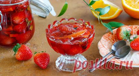 Клубничное варенье с мятой и апельсином
Клубничное варенье с мятой и апельсином — вариант достаточно нестандартный, но, несомненно, удачный: все ингредиенты очень гармонично сочетаются друг с другом.
