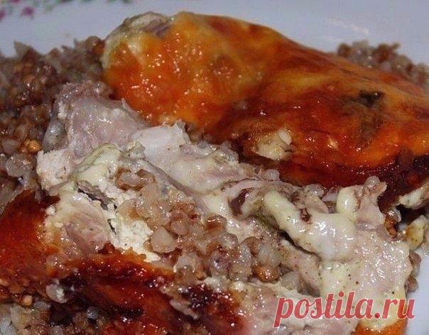 Как приготовить курица, запеченная с гречкой - рецепт, ингридиенты и фотографии