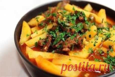8 СОВЕТОВ ХОЗЯЙКАМ ДЛЯ ПРИГОТОВЛЕНИЯ ВКУСНОГО КАРТОФЕЛЯ 
Сохрани себе на страницу!
1. Отварной картофель будет вкуснее, если добавить в воду 3–4 зубчика чеснока, луковицу или немного укропа.
2. Картофель быстрее сварится, если в воду добавить ложку маргарина.
3. Чтобы на старом картофеле при варке не появились синие пятна, в воду нужно добавить немного уксуса.
4. Молодой картофель легко очистится, если предварительно опустить его в холодную воду.
5. Картофель жарят на предварительно разогретой