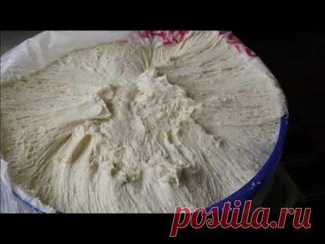 Самое лучшее тесто для пирожков и беляшей The best dough for pies - YouTube Молоко - 1 литр
Мука - смотреть самим
Сметана - 6 ст.л
Соль 1ст.л.
Сахар - 2ст. л.
Масло раст. - 70гр.
Дрожжи - 3 ч. л.