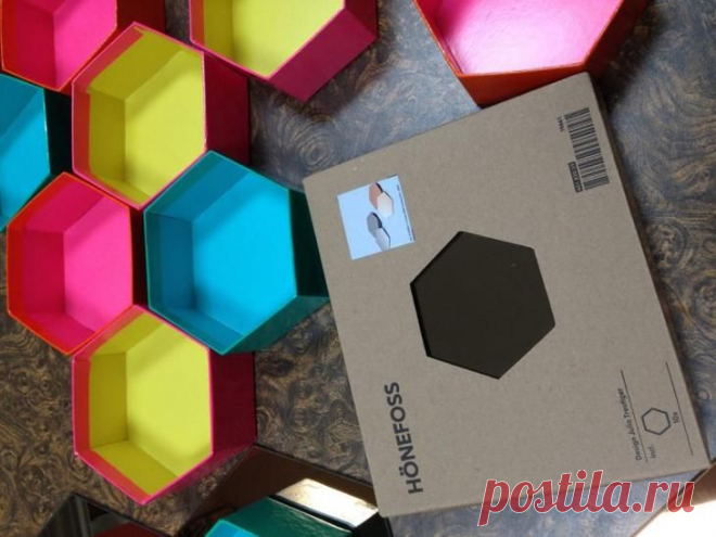 Шестиугольные декоративные полки на зеркальной подложке