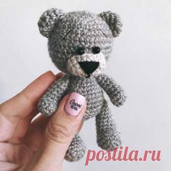 Мишка амигуруми. Схемы и описания для вязания игрушек крючком! Бесплатный мастер-класс от Анастасии @kladovaya_enota по вязанию мишки крючком. Высота вязаной игрушки всего 11 см. Для изготовления маленького медвеж…