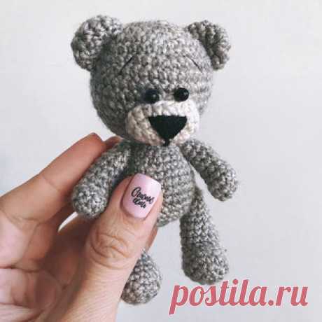Мишка амигуруми. Схемы и описания для вязания игрушек крючком! Бесплатный мастер-класс от Анастасии @kladovaya_enota по вязанию мишки крючком. Высота вязаной игрушки всего 11 см. Для изготовления маленького медвеж…