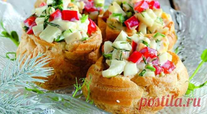 Планируете фуршет? Салат из кальмаров в заварных булочках — Вкусные рецепты