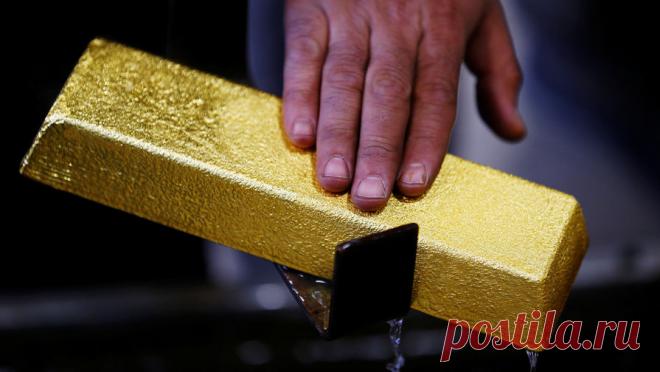 У россиянина обнаружили 10 золотых слитков на 24 млн рублей. В Зее Амурской области мужчина хранил дома десять золотых слитков, общей стоимостью более 20 миллионов рублей. Об этом сообщает Telegram-канал Baza. При обыске в доме у 51-летнего жителя Зеи, подозреваемого в незаконном обороте ...