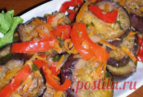 Вкусно и просто. Закуска из баклажанов Ингредиенты. Баклажаны моем и нарезаем толстыми кружочками, солим и оставляем на полчаса, чтобы пустили сок. На сковородку наливаем растительное масло и слегка обжариваем баклажаны с двух сторон. Перец нарезаем полосочками, лук — полукольцами, морковь натираем на крупной терке. Также немного жарим на сковородке с маслом. В конце добавляем измельченный через пресс чеснок и зелень. Делаем маринад. Для этого воду, сахар и уксус смешиваем.