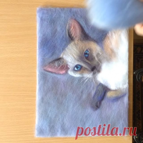 Сегодня поделюсь с вами ещё одним кусочком из моего видео мастер-класса "Самка Сиамка".
Не срослось у меня с монтажом этого кусочка и никак он у меня не переворачивался прямо. 😂😂😂 Поэтому, сегодня боком. Но я там показываю, как тонирую фон разными оттенками шерсти, поэтому считаю, что в общем, тоже хорошо видно. 
Другие отрывки из моих видео мастер-классов легче всего найти по тегу #agosta_video , а еще можно скачать бесплатный фото мастер-класс по шерстяной акварели "Б...