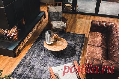 Названы привлекательные для зарубежных дизайнеров элементы русского стиля. Архитектор и дизайнер Александр Осипов рассказал, что его зарубежные коллеги часто привносят в интерьер элементы русского стиля. По его словам, в богатых домах можно часто встретить ковры, массивную мебель из темного дерева, детали интерьера из хрусталя, а также обилие текстиля.