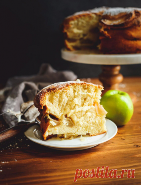ღ Вкусные истории...
(от Ольги Ивановой)

«ДАМА ТРЕФ»

Чем пахнет из двери, за которой стоит осень? Холодным солнцем золотого сентября, прозрачной фатой утренних туманов, тонкими иглами мёда. Горчинкой глухого дыма, сладковатой прелью листвы, острым бекаром грибной роскоши. И оглушающим, прекрасным, сочным духом антоновских яблок. Нет на земле равнодушных к этому дурману. А как иначе? Налей его в склянку с притертой пробкой - и драгоценнее духов не найти. «Ананас», говорят н...