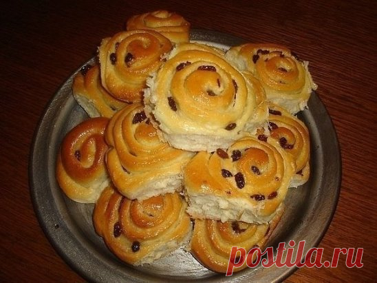 Булочки «Розочки»
Аппетитные, ароматные, безумно вкусные, мягкие булочки к чаю. Полный восторг! 
Булочки «Розочки» - ингредиенты
- сухие дрожжи – 1 пакетик (10 грамм);
- сахара – 100 гр.;
-  яйцо – 1 шт.;
-  молоко – 215 мл;
-  муки – 400 гр.;
-  слив.масла – 100 гр.;
- пакетик ванилина
- изюм – по вкусу.
Булочки «Розочки» - приготовление 
1.Дрожжи смешать с 1 ч. л.сахара, добавить теплое молоко и дать подняться минут 20.
2. Растопить половину слив.масла.
3. Муку просеять.
4.В миску положить рас