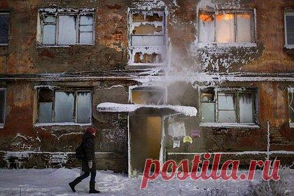 В российском городе пропал свет. Около половины Омска осталось без света из-за аварии на подстанции «Таврическая». Без подачи электричества оказались жители Левобережья, правого берега Оми и района Московки. Также было зафиксировано прекращение подачи электроэнергии на трети Омской области. Власти пообещали устранить проблему в течение часа.