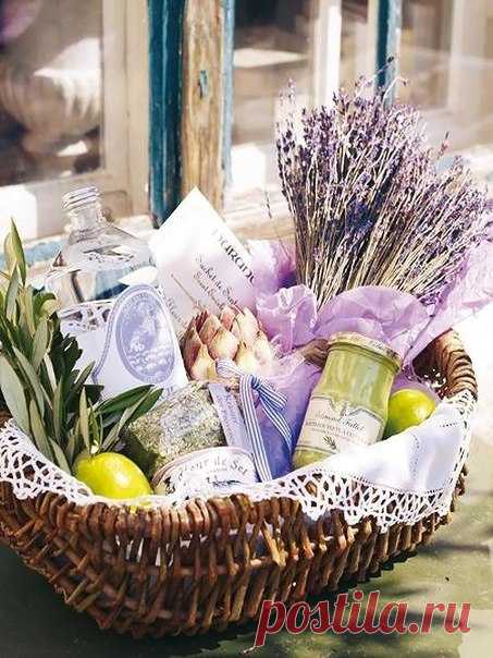 Цветы в интерьере создают уют, гармонию, наполняют комнату живостью и радуют глаза