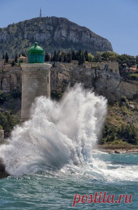 Путешествие по самому благоухающему региону Франции Славу самого благоухающего региона Франции имеет Прованс — Альпы — Лазурный Берег. Это земля миллионов цветов и виноградников. Именно в Провансе выращивается 80% всей лаванды, используемой в мире. Из нее производят масла, мыло, духи, косметику и многое другое. Лавандовые поля, которые...