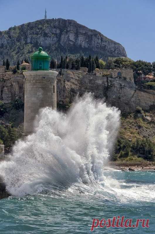 Путешествие по самому благоухающему региону Франции Славу самого благоухающего региона Франции имеет Прованс — Альпы — Лазурный Берег. Это земля миллионов цветов и виноградников. Именно в Провансе выращивается 80% всей лаванды, используемой в мире. Из нее производят масла, мыло, духи, косметику и многое другое. Лавандовые поля, которые...