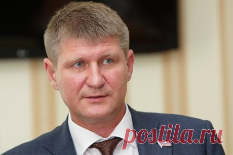 В Госдуме назвали угрозу Киева уничтожить Крым помешательством. Депутат Госдумы от Крыма Михаил Шеремет прокомментировал заявление советника главы офиса Владимира Зеленского Михаила Подоляка о том, что полуостров «нужно уничтожить». Шеремет подчеркнул, что вопрос Крыма гнетет украинские власти, поскольку он является «символом процветания сильной России».