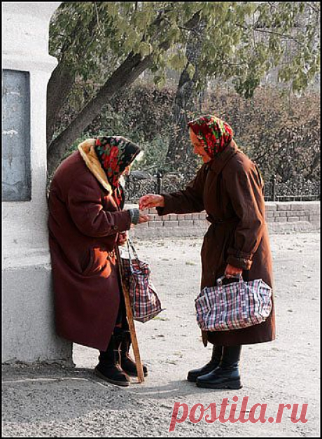 НА ПАПЕРТИ ИЛИ КЛЮЧИ ОТ СЧАСТЬЯ*****
На паперти старушка одиноко **
Сидит и нежит кружку на руках... **
Её лицо изрезали глубоко**
Морщины не воспетые в стихах... **
Глаза глядят устало и покорно, **
Беззубый рот зажат в прямую щель, **
Спина застыла в ожиданьи скорбном... **
Она была маманей чьей-то... Чьей? **
С пяти годов трудилась она няней, **
Таскала воду курам и свиньям... **
Никто не звал её хотя бы Маней... **
Лишь: Манька брысь... Да: Спать ложись в сенях... **