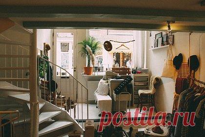 Россиянам рассказали о необычных завещаниях владельцев квартир. В России были зафиксированы случаи, когда владельцы квартир составляли необычные завещания и хотели оставить жилье президенту или друзьям в онлайн-игре. Об этом рассказали в Федеральной нотариальной палате. По закону собственник может оставить недвижимость в наследство широкому кругу лиц и организаций.