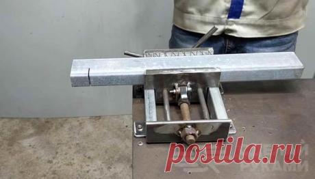 Самодельные металлические тиски с быстрым зажимом В данном обзоре будем делать металлические слесарные тиски с быстрым зажимом. Очень нужная и полезная вещь в мастерской.Первым делом необходимо отрезать