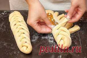 Вкусные плетёнки «Проще простого» 
Ингредиенты:
молоко - 160 мл 
дрожжи сухие - 1 ч.л. 
яйцо - 2 штуки (желток оставить для смазки поверхности пирога) 
масло сливочное - 40 гр 
сахар - 1/3 стакана 
мука - 420-450 гр 
ваниль 
Джем клюквенный - 100 мл 
Джем лимонный - 100 мл 
крахмал - 2 ч.л. 
соль - щепотка 
Способ приготовления: 
Растворить дрожжи в теплом молоке, дать постоять минут 10, до появления пенной шапочки. Затем добавить сахар, масло, соль, ваниль и 1 яйцо+белок от второго (желток оста