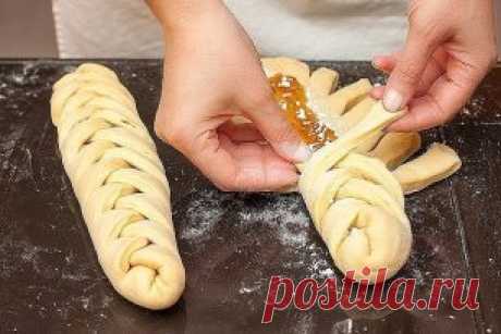 Вкусные плетёнки «Проще простого» 
Ингредиенты:
молоко - 160 мл 
дрожжи сухие - 1 ч.л. 
яйцо - 2 штуки (желток оставить для смазки поверхности пирога) 
масло сливочное - 40 гр 
сахар - 1/3 стакана 
мука - 420-450 гр 
ваниль 
Джем клюквенный - 100 мл 
Джем лимонный - 100 мл 
крахмал - 2 ч.л. 
соль - щепотка 
Способ приготовления: 
Растворить дрожжи в теплом молоке, дать постоять минут 10, до появления пенной шапочки. Затем добавить сахар, масло, соль, ваниль и 1 яйцо+белок от второго (желток оста