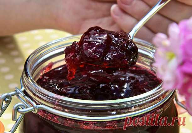Джем из вишни 

Этим рецептом джема из вишни со мной поделилась соседка по даче.
Как-то она угостила нас блинчиками,которые были политы вкуснейшим вишневым джемом,и я не выпустила ее с участка,пока она не рассказала мне все тонкости приготовления этого джема из вишни...