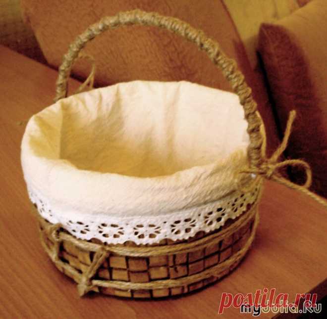 Из пластмассового ведерка - корзинка для рукоделия.