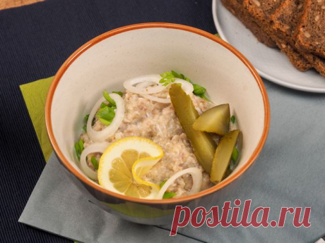 Форшмак с яблоком – пошаговый рецепт приготовления с фото Форшмак с яблоком — классическое холодное закусочное блюдо из рубленого филе сельди. Если попалась пересоленная сельдь, положите ее на час в молоко.
