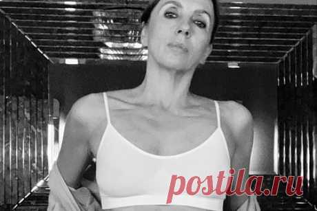 55-летняя Светлана Бондарчук снялась в топе без бюстгальтера. Российская модель и телеведущая Светлана Бондарчук показала фото в откровенном образе. 55-летняя знаменитость поделилась черно-белым снимком, на котором позировала в кроп-топе из тонкой ткани, отказавшись от бюстгальтера. Кроме того, она надела мешковатые джинсы и рубашку.