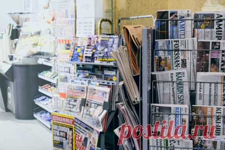 В Финляндии оказался под угрозой выход печатных газет. В Финляндии оказался под угрозой выход печатных газет из-за дефицита бумаги, в том числе импортируемой из России. По словам исполнительного директора Союза медиа Юкки Холмберга, выход печатных изданий может прекратиться в ближайшие недели. Примерно 20 процентов финских газет печатались на российской бумаги.