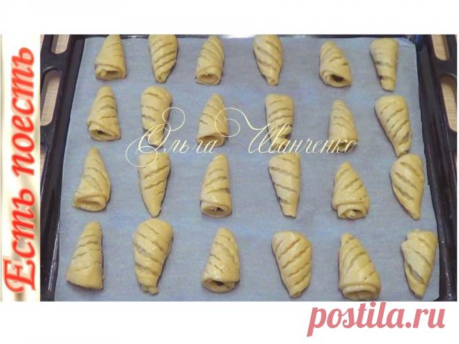 Это печенье не успевает остыть, съедается прямо с противня - уж очень у него волшебный аромат и аппетитный вид. Тесто хрустящее и рассыпчатое снаружи и мягкое внутри. Начинка с насыщенным вкусом  жареных орешков и кислинкой чернослива. В общем, остановиться невозможно. Тесто, как и начинку, можно приготовить заранее и хранить в холодильнике.