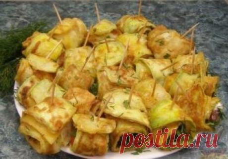 ЖАРЕНЫЕ КАБАЧКИ "ТЕЩИН ЯЗЫК" "Острые и длинные" тещины языки из жареных кабачков - отличная закуска для летнего праздника!Ингредиенты:Кабачки - 2-3 шт.Помидоры - 3-4 шт.Сыр - 200 гЧеснок - 2-2,5 головкиЗелень - 2-3 пучкаМайонез - 100-150 гЯйца - 4-5 шт.Мука - 6-8 ст. ложекМасло растительное - 100-200 гСоль - 1-1,5 ч. ложкиМолодые кабачки нарезать вдоль тонкими ломтиками.Посолить и оставить на 10-15 минут.Сыр нарезать небольшими тонкими ломтиками.Чеснок очистить.Помидоры на...