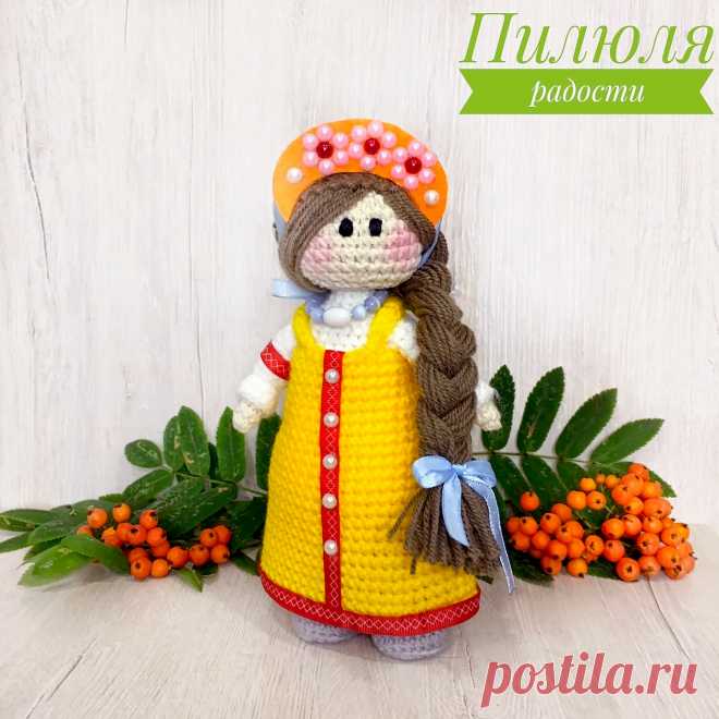 PDF Русская Красавица крючком. FREE crochet pattern; Аmigurumi toy patterns. Амигуруми схемы и описания на русском. Вязаные игрушки и поделки своими руками #amimore - кукла в сарафане из обычной пряжи, куколка девочки.
