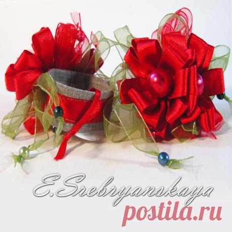 Кольца для салфеток: «КРАСНАЯ ГОРКА» 
Коллекция: «ЦВЕТОЧНОЕ ПОЛЕ» 
GOLD-FLOWER FIELD-RED HILL 
Elena Srebryanskaya / Елена Сребрянская
ES Elf Silvery / Серебристый Эльф / ES

 © https://www.livemaster.ru/item/24394917-podarki-k-prazdnikam-krasnaya-gorka