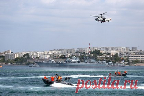 В Черном море нашли обломки катеров ВСУ. Что известно о морском бое у побережья Крыма?. Российские военные обнаружили и уничтожили три безэкипажных катера Военно-морских сил (ВМС) Украины в Черном море. Об этом журналистам сообщили в Минобороны. Украинские беспилотные катера обнаружили в районе четырех часов утра с помощью технических средств. По ним открыли огонь.