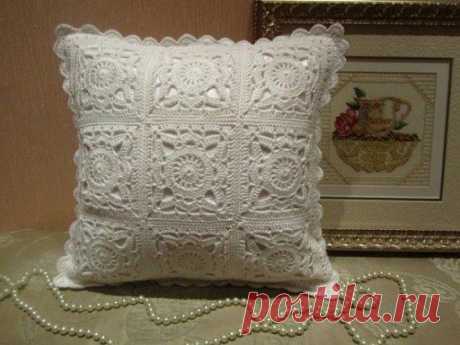 Подушка из мотивов вязаная крючком.СХЕМА ЗДЕСЬ
https://fullshop.com.ua/podushka-iz-motivov-vyazanaya-kryuchkom/