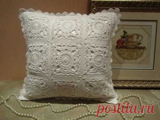 Подушка из мотивов вязаная крючком.СХЕМА ЗДЕСЬ
http://fullshop.com.ua/podushka-iz-motivov-vyazanaya-kryuchkom/