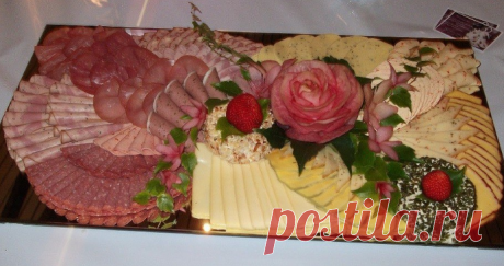 Красивое оформление мясной и сырной нарезки в домашних условиях.   В прошлой статье мы разбирались с  тем, как нарезать фрукты на стол, а сегодня рассмотрим другие варианты нарезок, которые