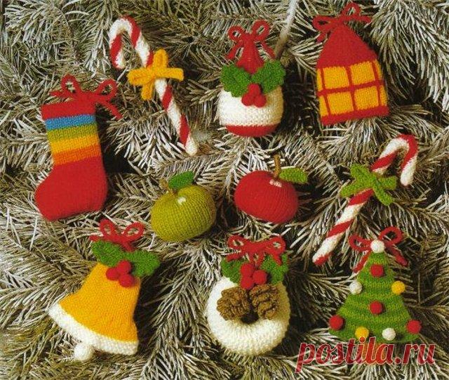 Вязание новогодних игрушек (обзор игрушек с описанием) Новогодняя елка - это как ваше отношение к Новому году, к жизни в Новом году. Кто-то вообще не ставит елку - думаю, что и в жизни этому человеку перемены
