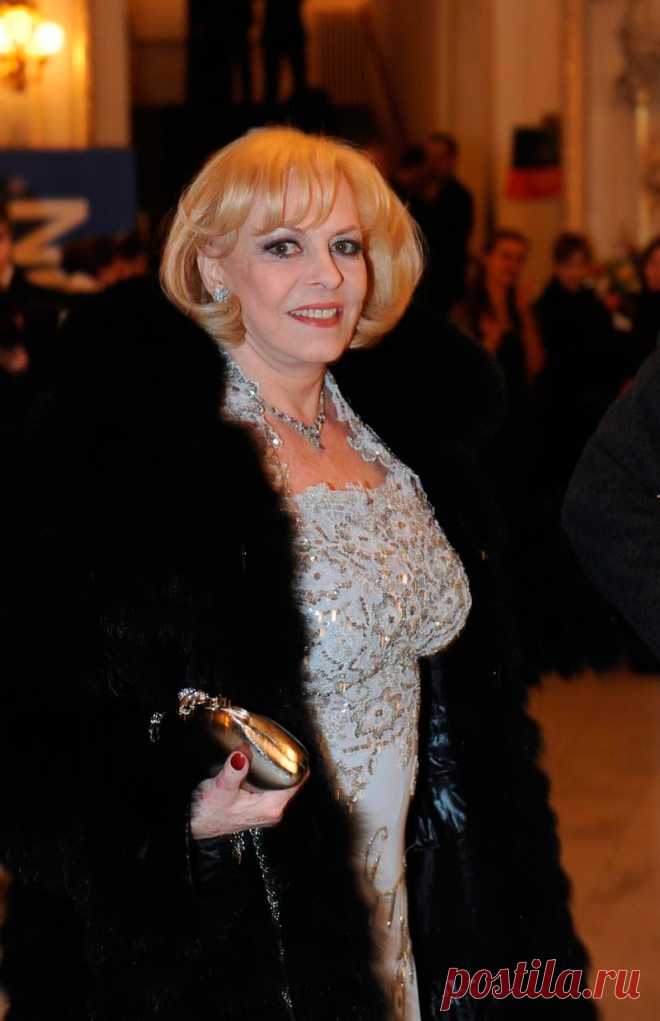 Невероятно красивая женщина, идеал женской красоты и обаяния, смотришь на нее, как на прекрасный цветок и не можешь насмотреться.

Мишель Мерсье по праву входит в десятку самых красивых женщин всех времен и народов. Сколько бы не было прекраснейших девушек в мире, таких как Мишель Мерсье больше не существует. Идеал красоты, несмотря на то, что вкусы меняются, но этот идеал остается на самом высочайшем пьедестале.