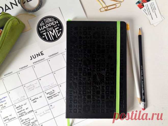 СИСТЕМА ПЛАНИРОВАНИЯ BULLET JOURNAL В МОЕМ МОЛЕСКИНЕ - Дом, в который хочется приходить Cистема ведения записей Bullet Journal - это бумажная альтернатива приложениям и программам со списками дел, с которыми мне никогда не удавалось подружиться. Хотя я не применяю полностью эту методику, но многие фишечки оттуда использую. Что-то прижилось, что-то не очень. Показываю свои записи и рассказываю, как это работает.
… Читать