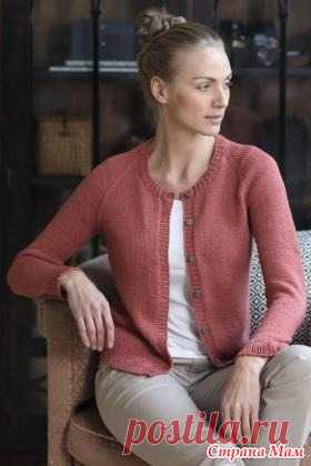 . Простой жакет спицами с рукавом реглан Размеры XS/S (M) L (XL) XXL Обхват груди (готовое изделие): 86 (94) 102 (110) 120 см Длина: 58 (60) 62 (64) 66 см Длина рукава: 47 (48) 49 (49) 50 см  Материалы