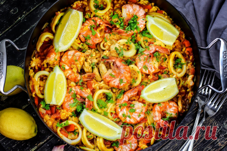 Paella mit Meeresfrüchten und Hähnchen Wenn der Sommer nicht so richtig will, holen wir ihn uns einfach auf den Tisch und zwar in Form von leckerer Paella.