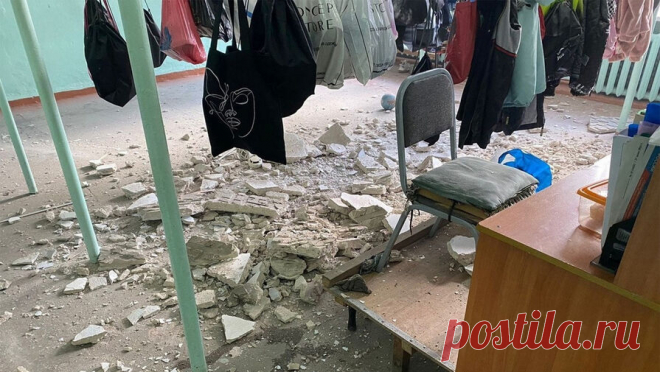 В российском регионе во время занятий в школе рухнул потолок. В Омске в школе N104 произошел обвал потолка. Об этом сообщает "Омск Live". Часть конструкции обрушилась в раздевалке для детей. На кадрах с места инцидента заметно, что штукатурка упала на вещи детей прямо за местом для ...