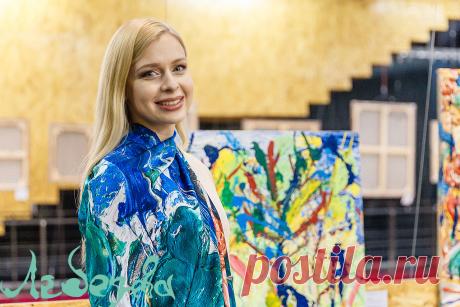 Флакон - это активное, уютное место, расчитанное на молодых, креативных людей. Я очень хотела показать свою живопись активным и талантливым молодым людям и получить от них отзыв о своём творчестве. Для этого и нужно устраивать выставки, чтобы получать обратную связь и чтобы люди увидели картины, над которыми я работала много лет.